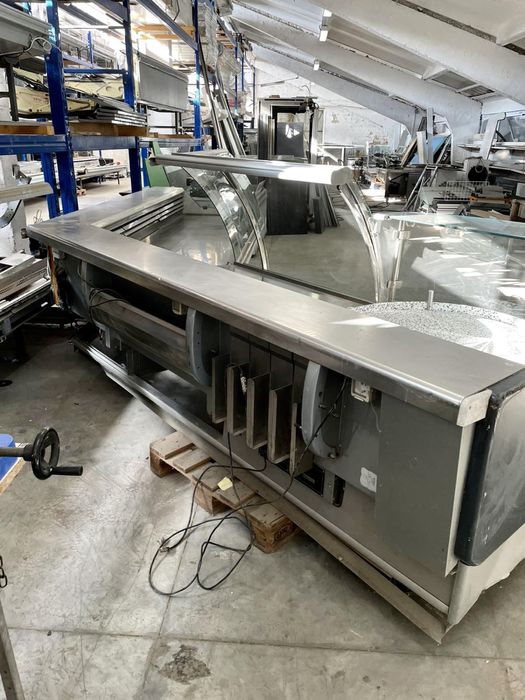 Хладилна витрина щандова