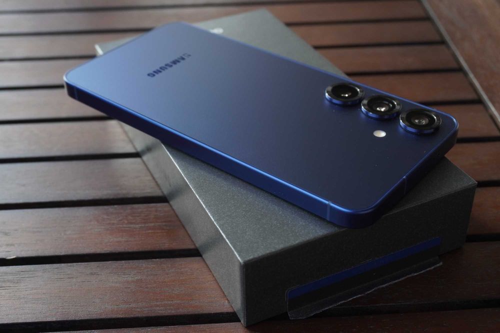 !КАТО НОВ! Samsung S25 1г. гаранция 100%  батерия + magsafe калъф