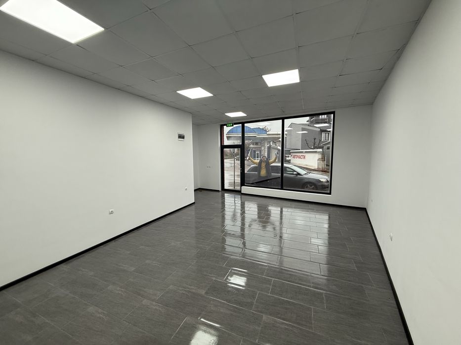 Дава се под наем Магазин в Търговище, Център - 57 кв.м за 408 € - Снимка #2