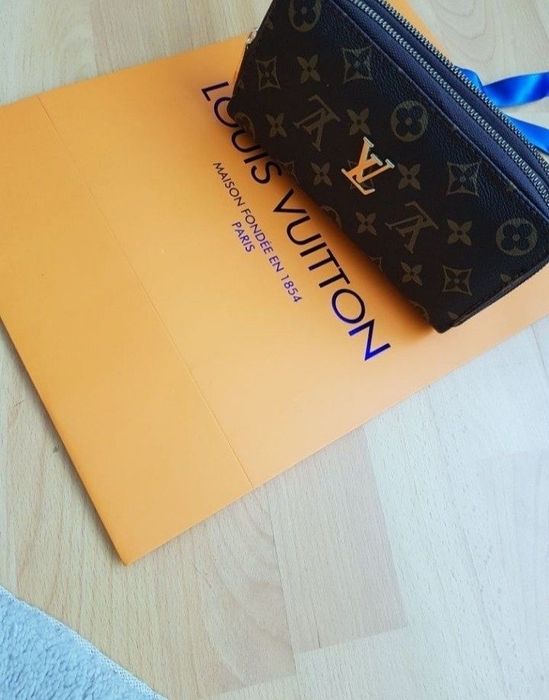 Portofel dublu, logo metalic auriu, saculet, etichetă