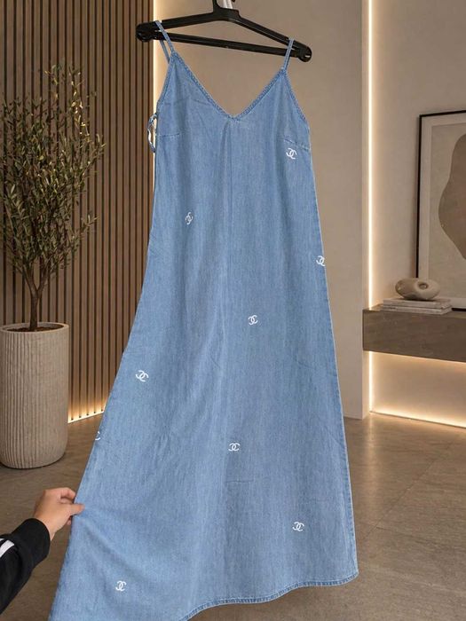 дънкова дълга рокля на шанел chanel уникална модерна с тънки презрамки, които се коригират