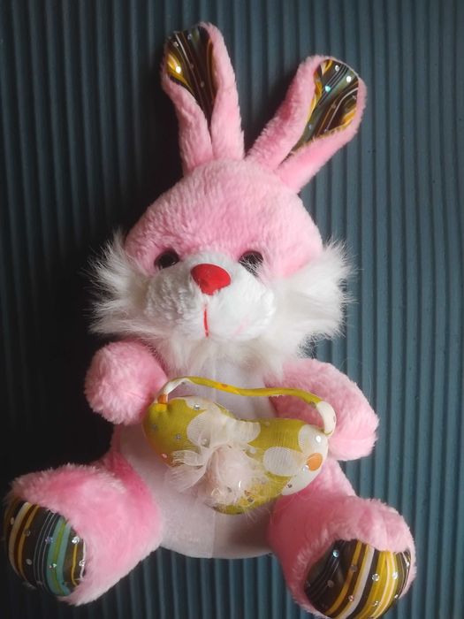 Розово Зайче държащо сърце