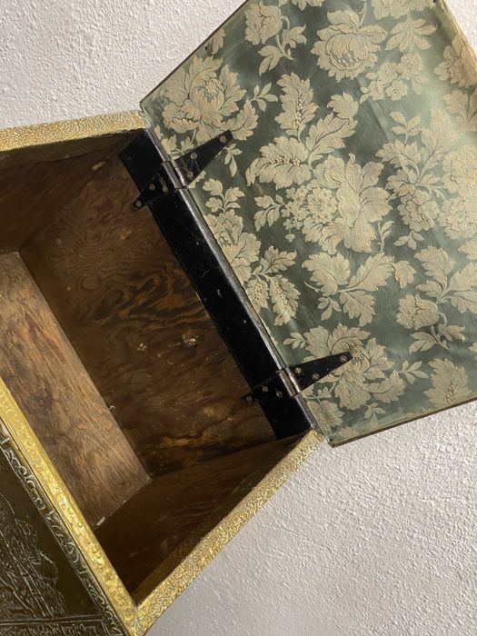 Месингова кутия с релеф селски сцени Нидерландия 1950-1960