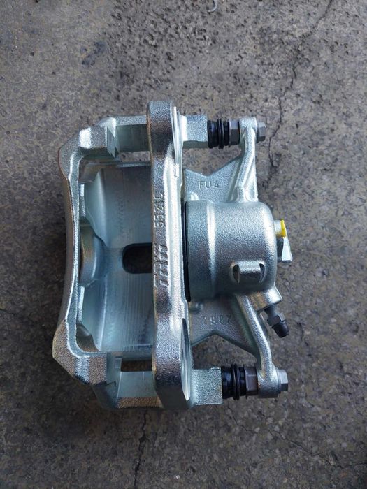 Комплект нови оригинални предни спирачни апарати Vw/Audi/Skoda/Seat