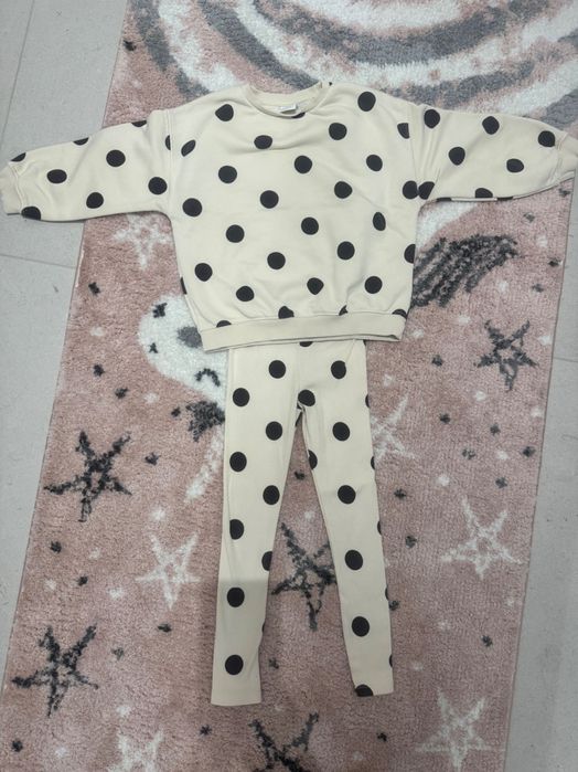 Бежов сет с точки. Клин и суитшърт, марка Зара, размер 5 години, 110