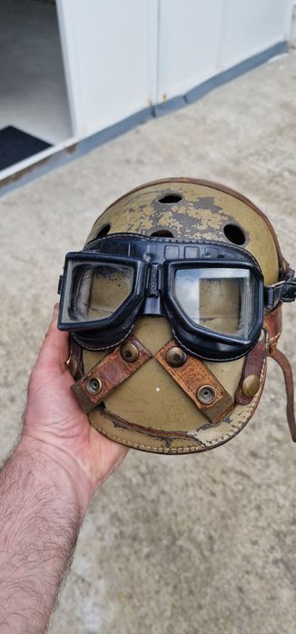 Cască de tanchist veche cu ochelari de protectie