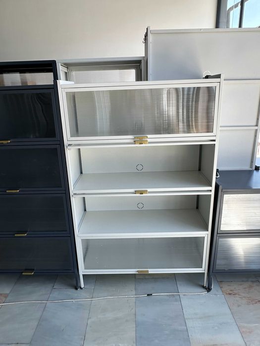 Ko‘rinadigan eshikli shkaf / Шкаф с прозрачной дверцей