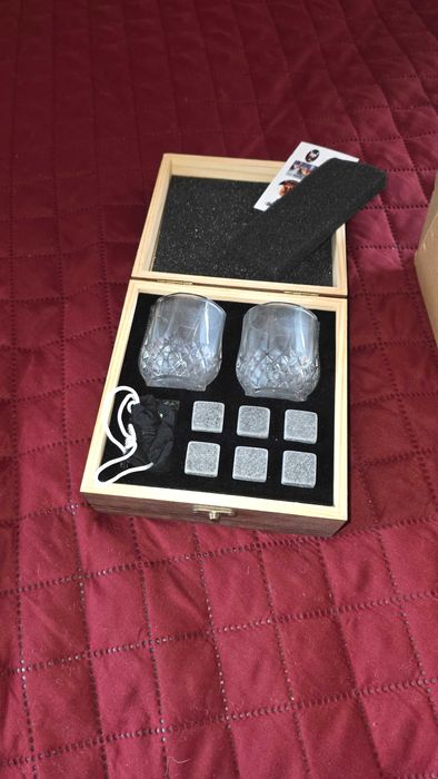 Set pahare whisky cu pietre de răcire în cutie din lemn – nou, cadou elegant