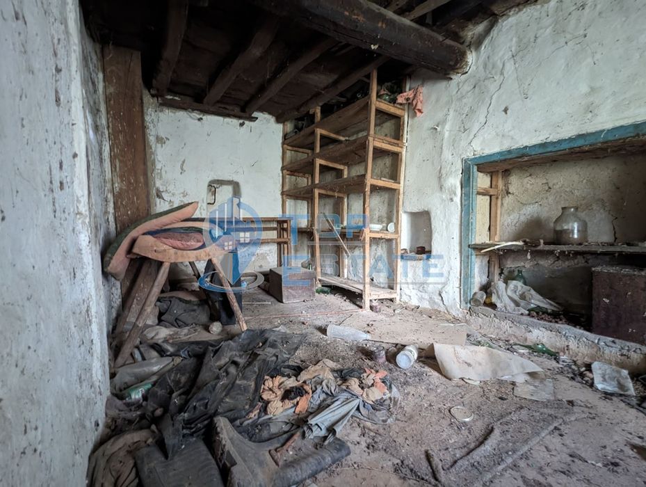 Стара къща с голям двор и кладенец в село Страхилово