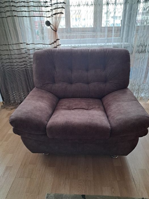 Срочно продам диван и два кресла.