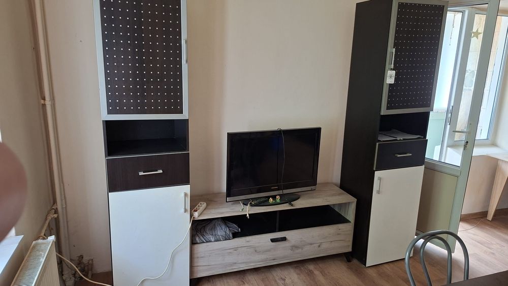 Comoda TV + televizor si 2 soldati