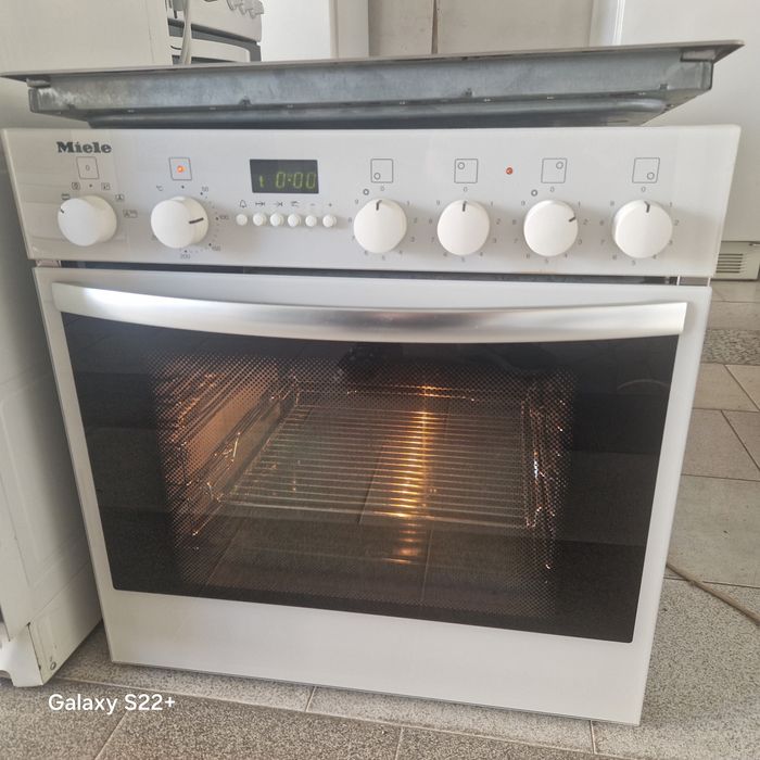 Комплект фурна и плот за вграждане MIELE