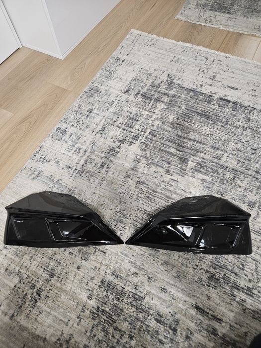 Vând ornamente bara spate Tesla model Y