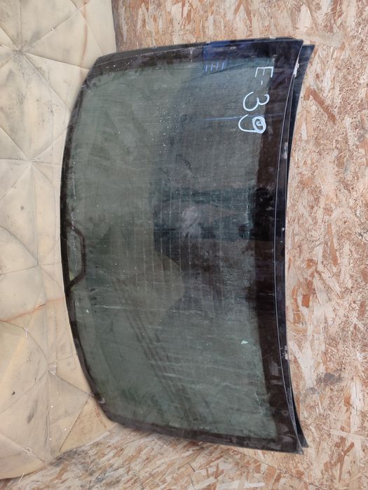 Задний лобовой стекло