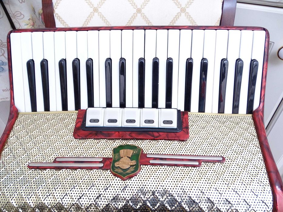 Стар акордеон Велтмайстер 96 баса