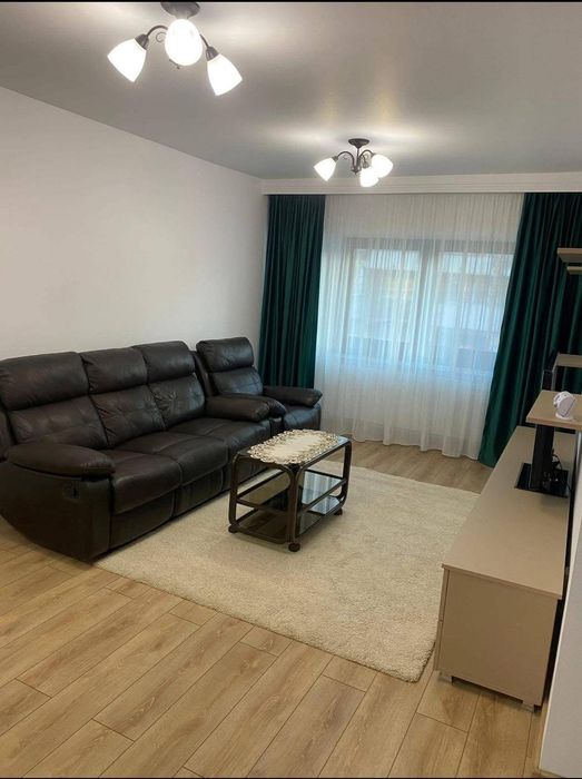 Închiriez apartament 4 camere