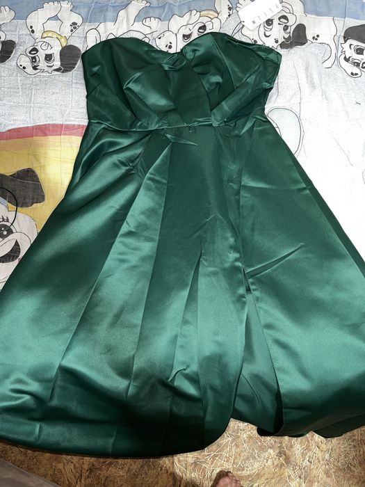 Зеленое платье с разрезом