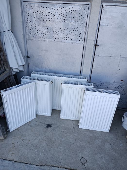 Vând calorifere folosite, în stare bună și distribuitoare apă