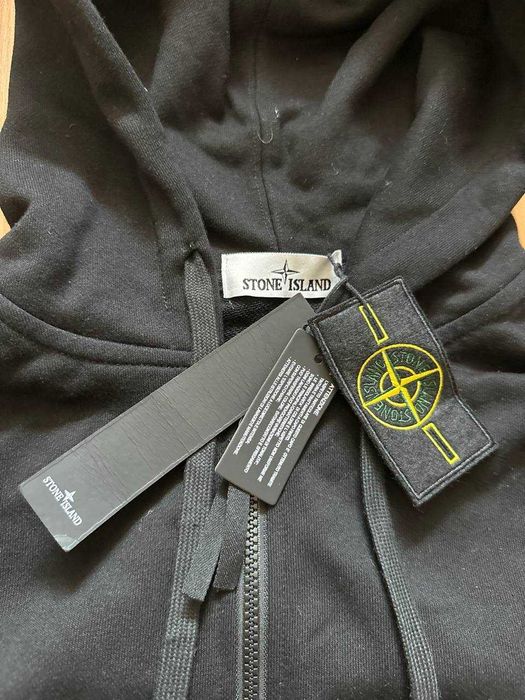 Hanorac Stone Island cu eticheta (nu Nike, Gucci, Adidas, Balenciaga)