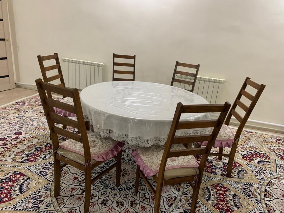 Стол вместе стульями
