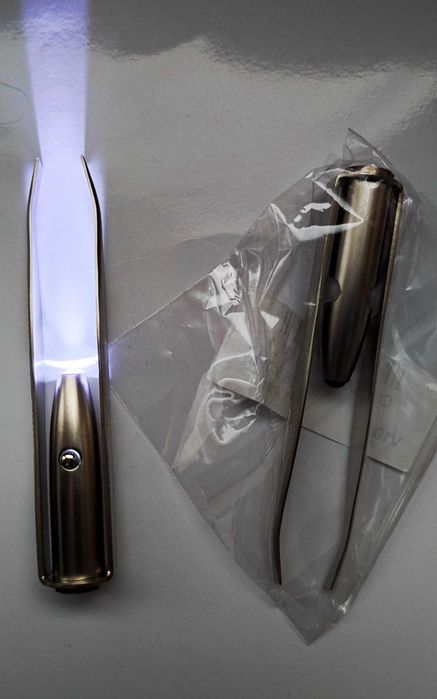 Пинсета за премахване на космите от вежди с LED светлина и батерия