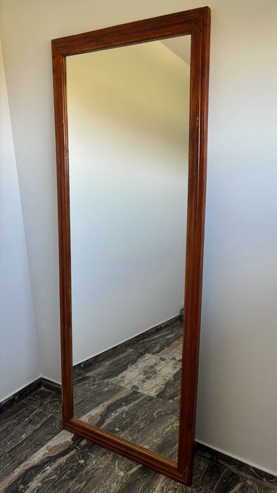 Oglinda cu rama din lemn