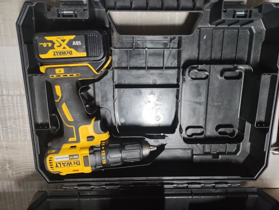 Set scule profesionale DeWalt Brushless pistol cuie multifuncțional