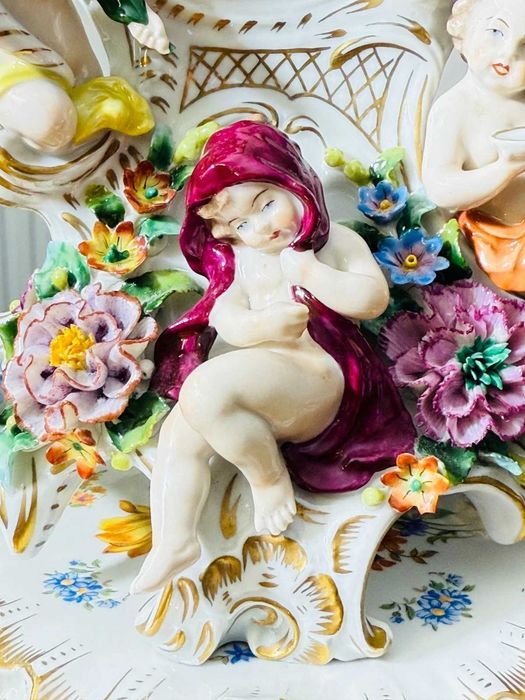 Ceas de șemineu Sitzendorf Four Seasons din porțelan, cu putti și flori aplicate