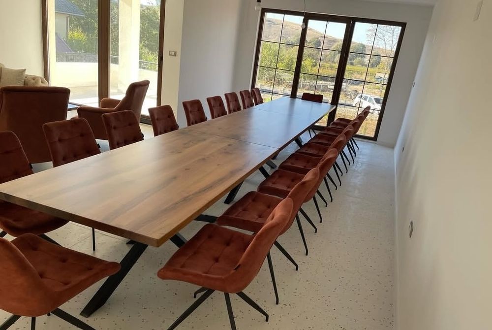 Маса от масив орех с метални крака