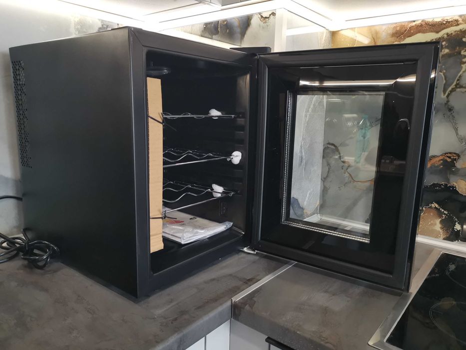 Мини хладилник за изтудяване на 8 бр бутилки