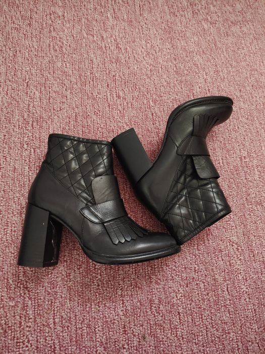 Жақсы ұқыпты карап киген ис ештене жок таза кожа