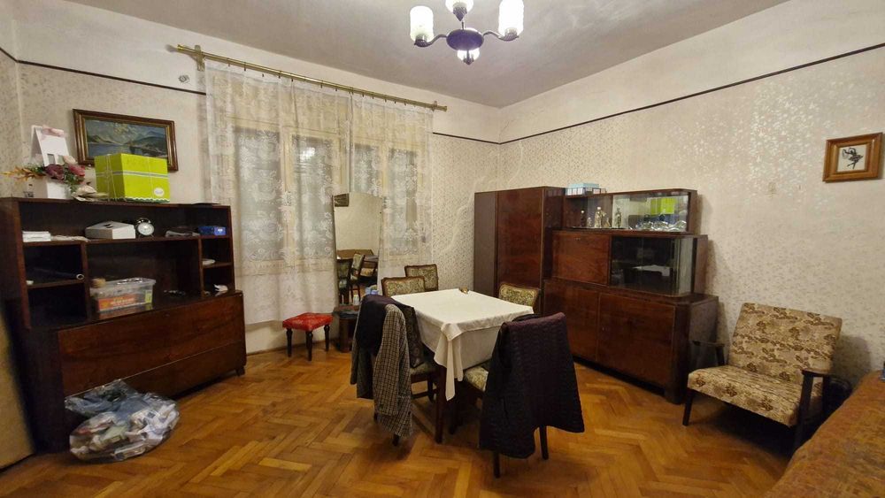 Casă cu 4 camere, teren de 1000 mp, curte 437 mp, suprafata utila 92 mp.