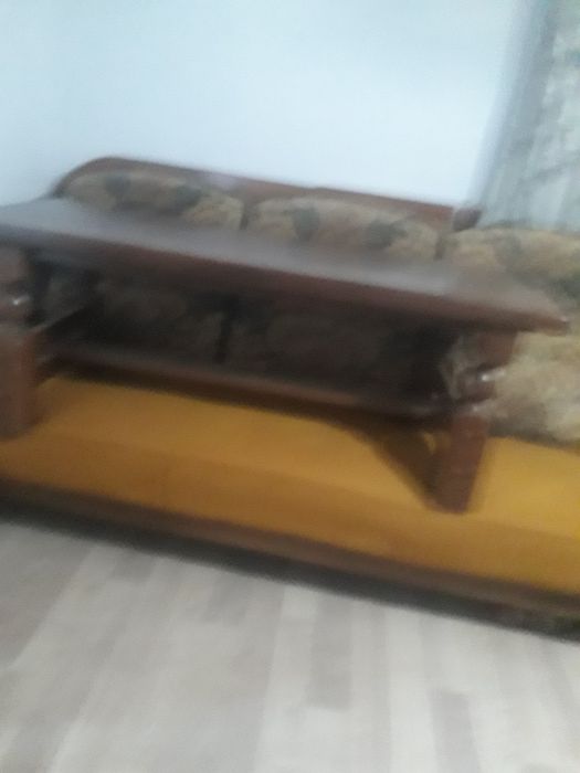 Vind canapea 3 locuri  .extensibila din lemn masiv si masa tot din lemn masiv cu huse detasabile pentru spalarelemn masiv si masa  tot lemn masiv