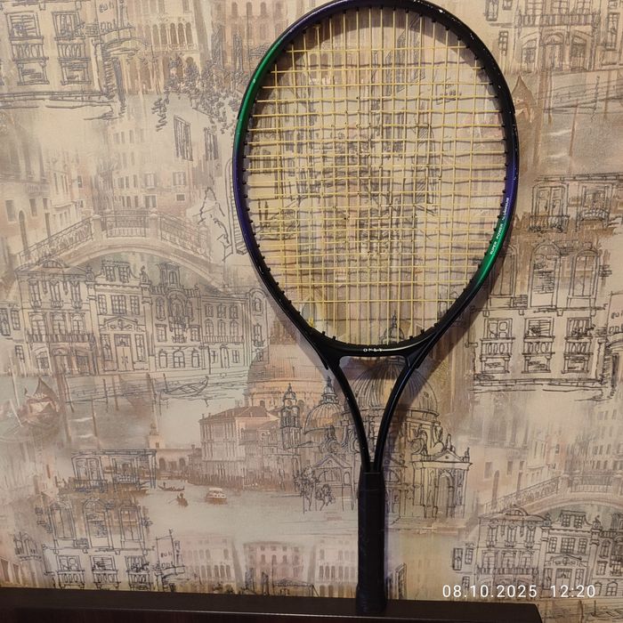 Продаётся теннисная ракетка.