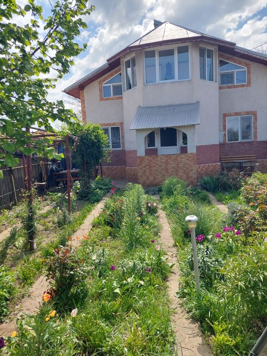 Vând casă spațioasă, ideală locuință sau birou