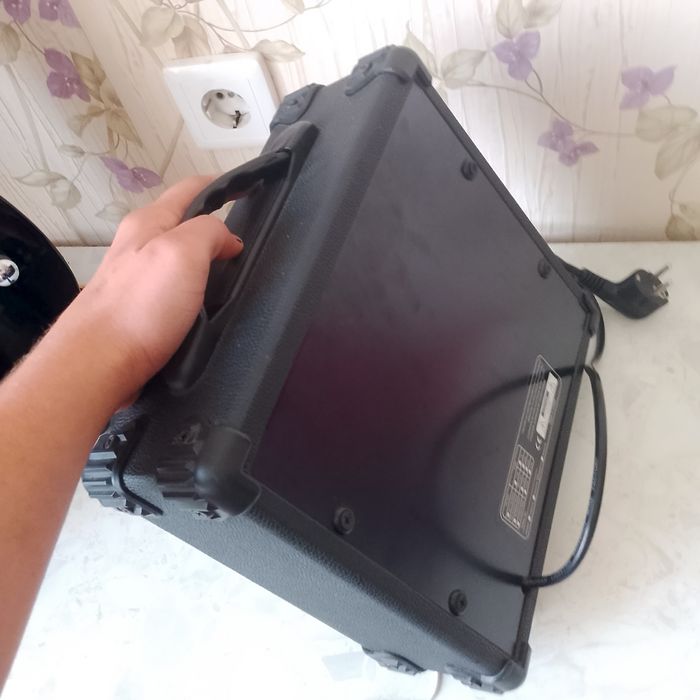 Продам электрогитару с комбо усилителем