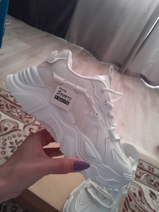 Продаются женские кроссовки