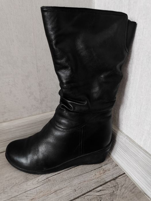 Продам женские сапожки.