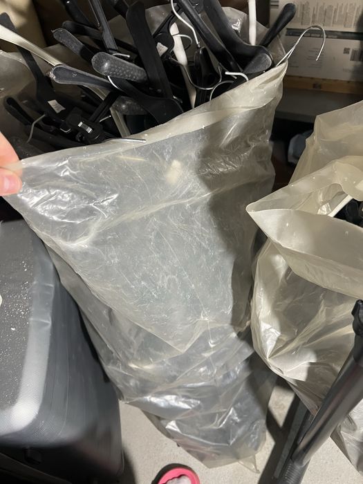 Vand umerase din plastic peste 400 buc bluze si umeras de pantaloni