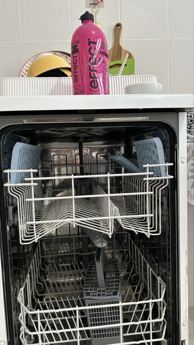 Белая посудомоечная машина