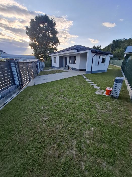Casa parter 4 camere  la cheie Stefanestii Noi lângă Primărie, str.  Veseliei