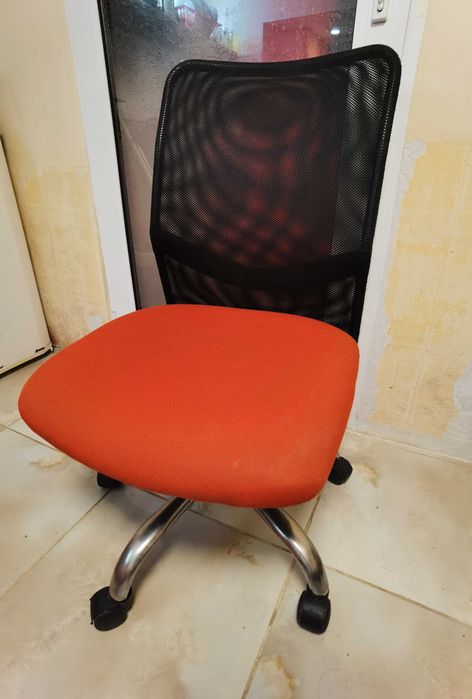 Продавам въртящ стол употребяван