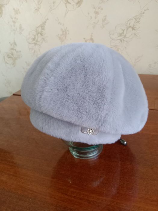 Шапка зимняя из меха и шапки вязаные из  шерсти