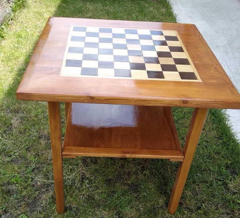 Дървена маса с вградена шахматна дъска