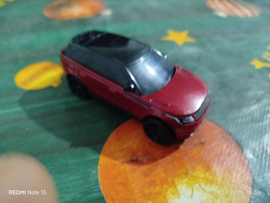 Dau aceste machete la schimb pe o macheta Dacia Logan .