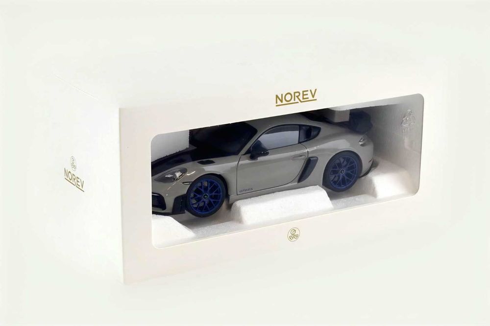 Macheta Porsche Cayman GT4 RS cu Weissach Pack 1:18 Norev