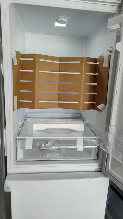 Комбиниран Хладилник с фризер Elvita-Елвита 173.6 см 300 л