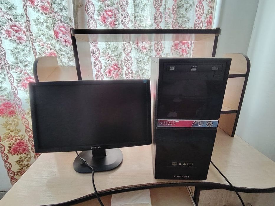 Компьтерный стол с компьютером