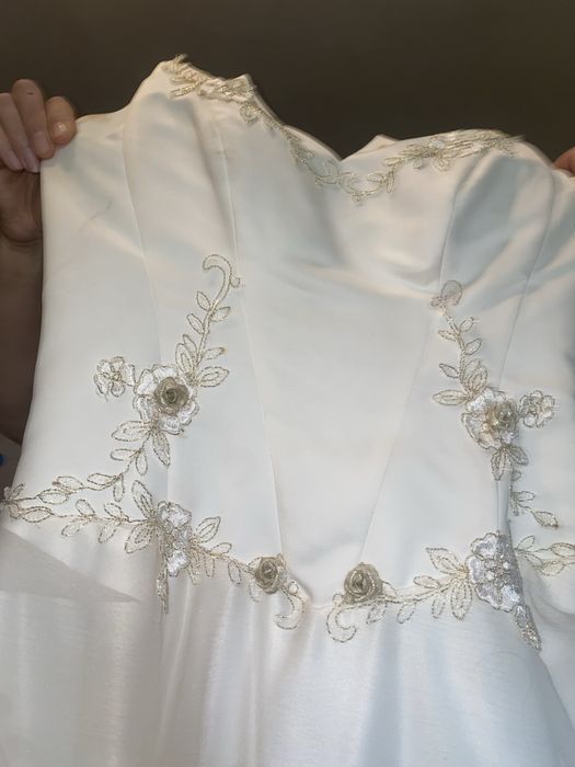 Rochie mireasa de culoarea crem.