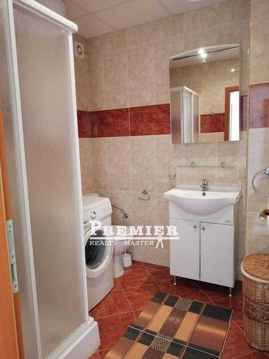 Предлагаме за продажба много просторен тристаен апартамент